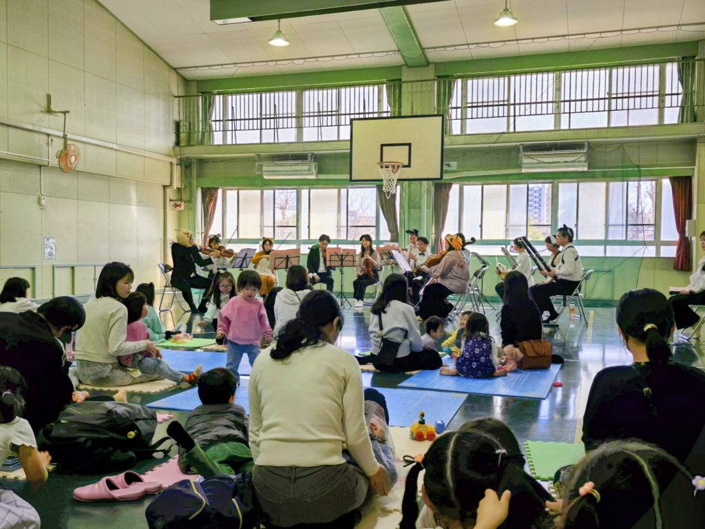 白金児童館の親子の前で演奏する名古屋昭和交響楽団の団員